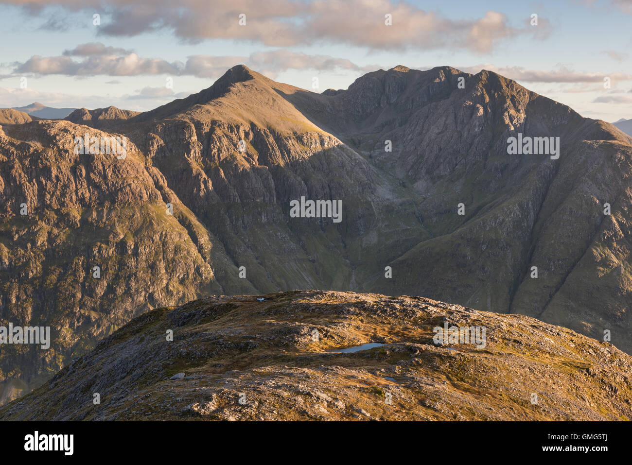 Vista di Bidean nam Bian da Sgorr nam Fiannaidh, Glen Coe, Highlands scozzesi, Scozia Foto Stock