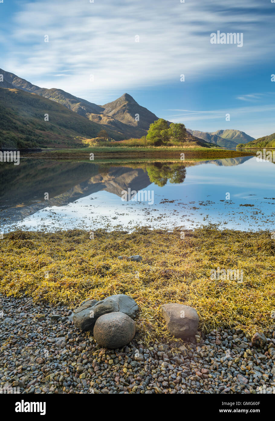 Sgorr na Ciche o Pap di Glencoe riflessa in Loch Leven, Highlands scozzesi, Scozia Foto Stock