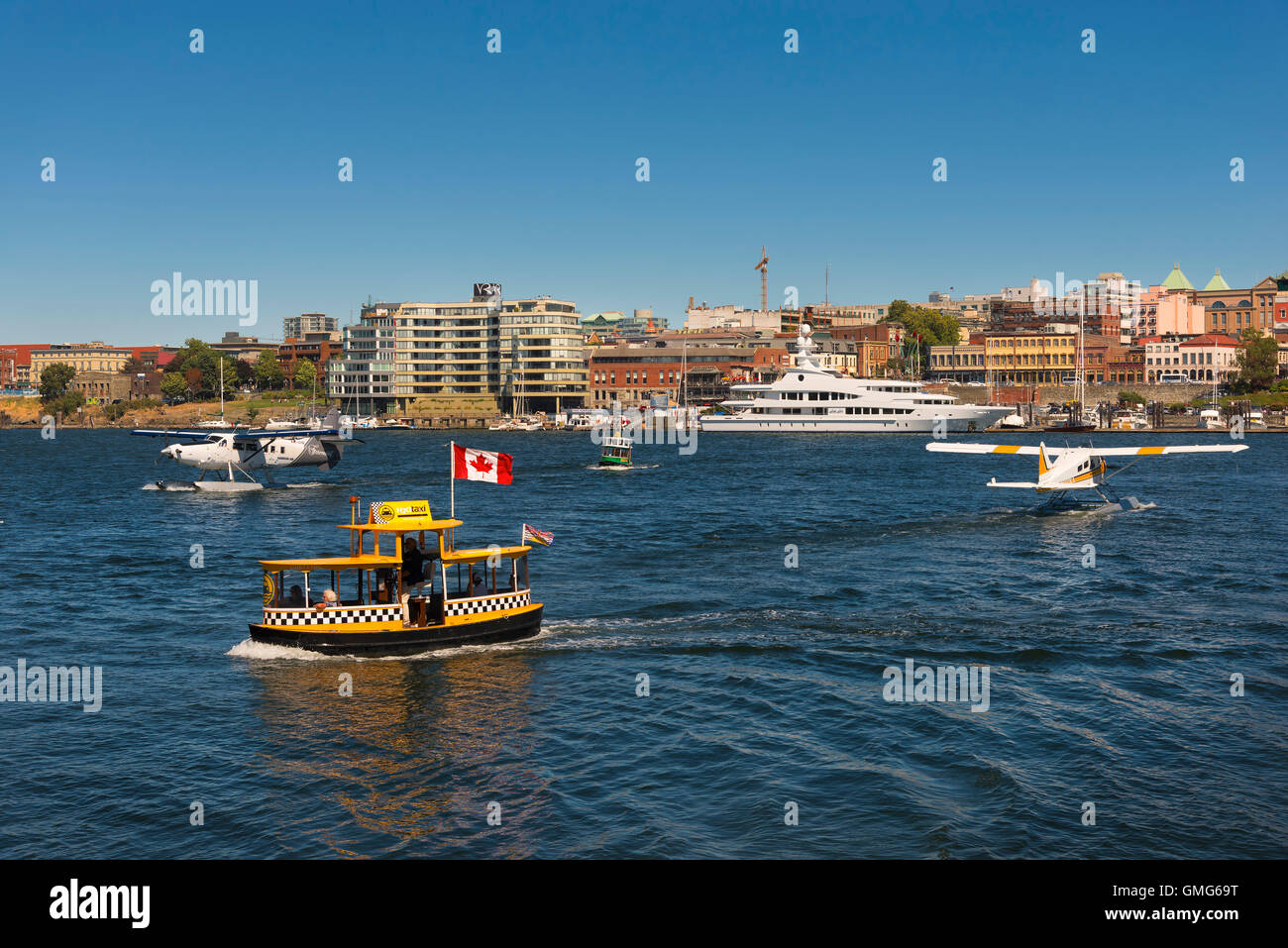 Un occupato il Victoria Harbour. Foto Stock