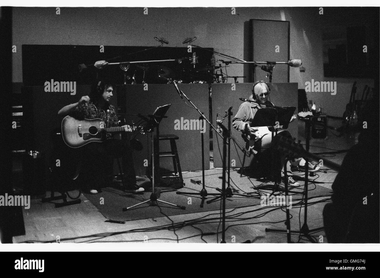 LOS ANGELES, CA : Johnny Cash, Tom Petty, Mike Campbell, Marty Stuart , Benmont tinca, Giugno Carter Cash e Rick Rubin fotografato durante le sessioni di registrazione per Johnny Cash 'Unchained' CD prodotto da Rick Rubin. Fotografato al Sound City Studios Foto Stock