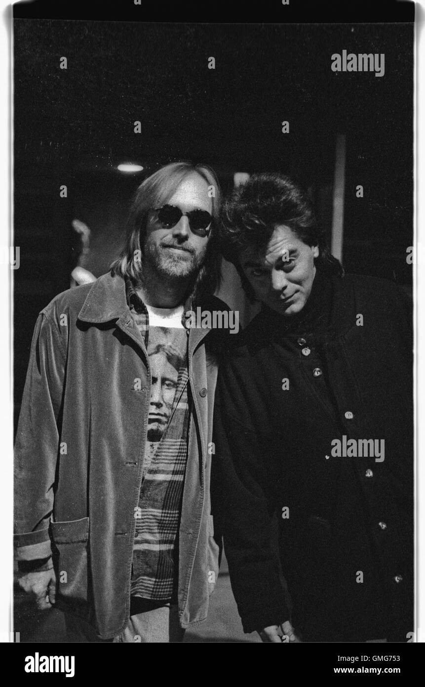 LOS ANGELES, CA : Johnny Cash, Tom Petty, Mike Campbell, Marty Stuart , Benmont tinca, Giugno Carter Cash e Rick Rubin fotografato durante le sessioni di registrazione per Johnny Cash 'Unchained' CD prodotto da Rick Rubin. Fotografato al Sound City Studios Foto Stock