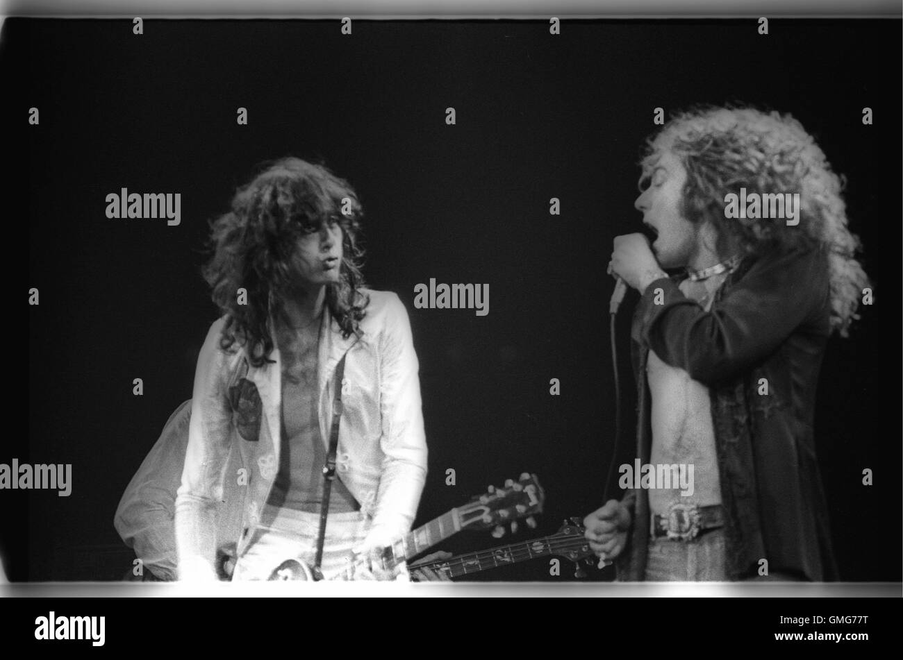 LED ZEPPELIN suonare dal vivo presso il favoloso Forum di Inglewood, CA USA il 26 giugno 1977. Foto © Kevin Estrada / Media punzone Foto Stock