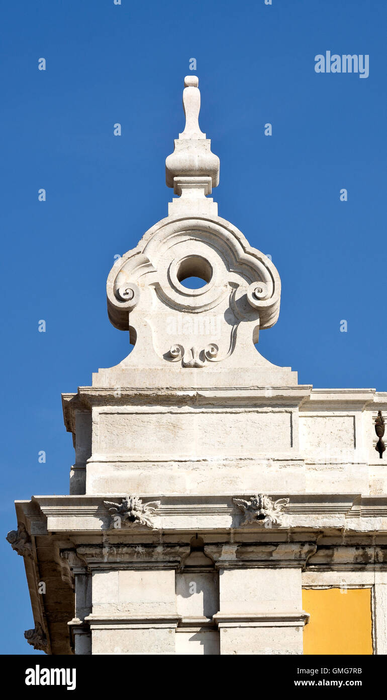 Dettaglio delle decorazioni ad angolo dei classici edifici su tre lati della piazza del commercio a Lisbona, in Portogallo a Lisbona, Foto Stock