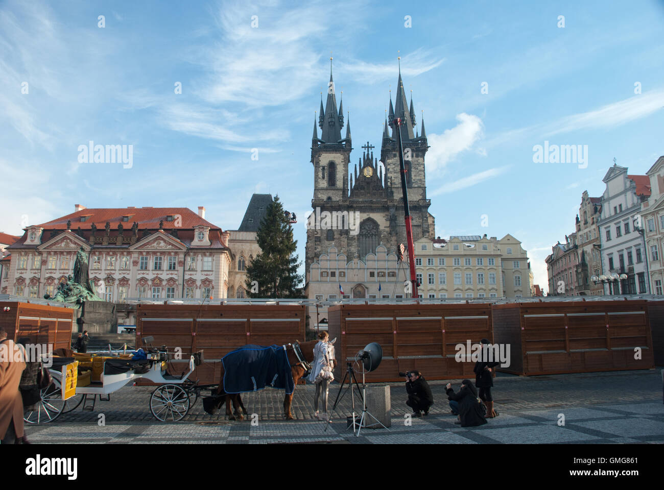 Fotografo e modello di fronte alla chiesa di Nostra Signora di Tyn, Piazza della Città Vecchia di Praga Repubblica Ceca Europa UE Foto Stock