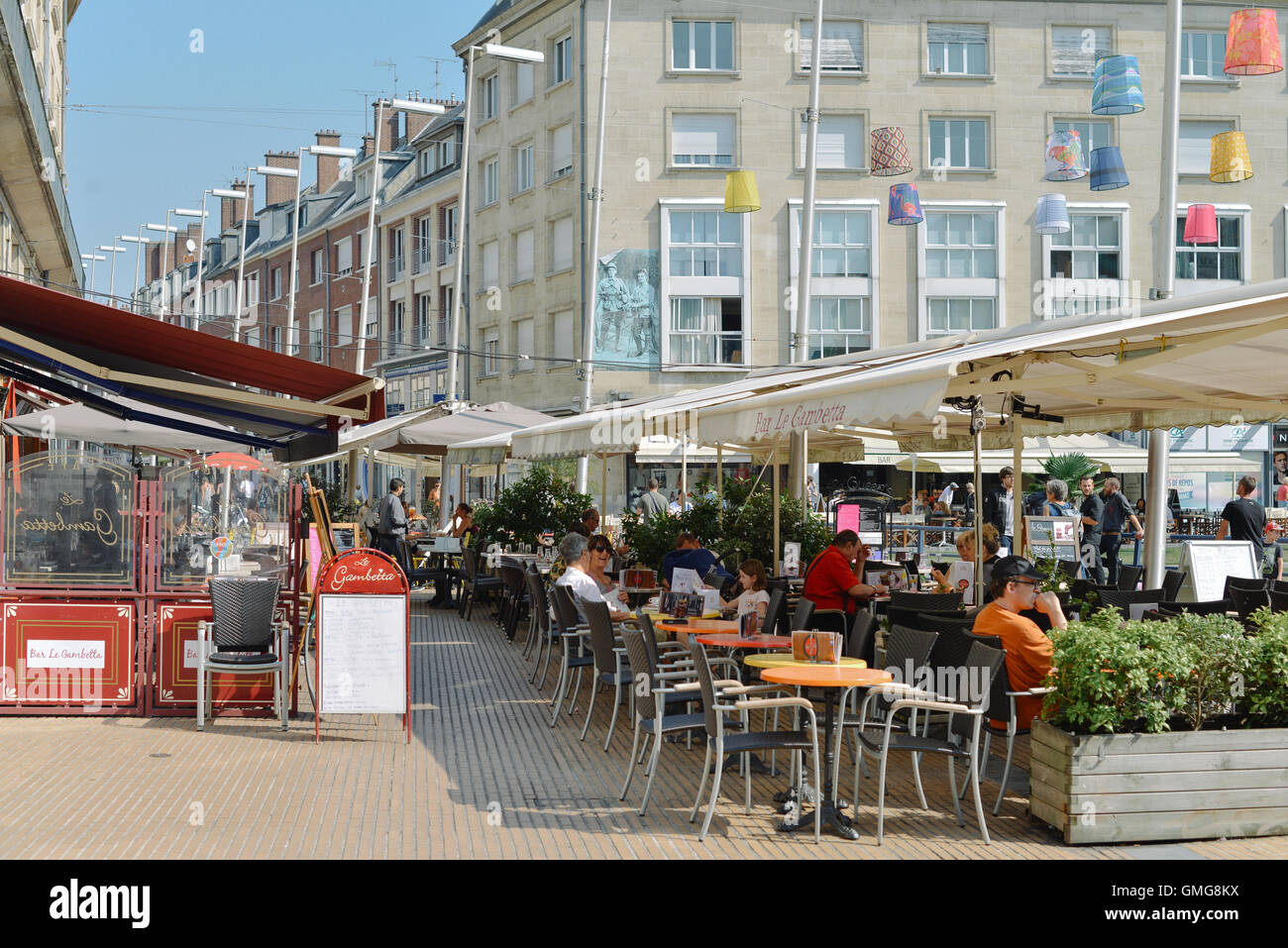 Alfresco cafes in strada, Amiens, Francia Foto Stock
