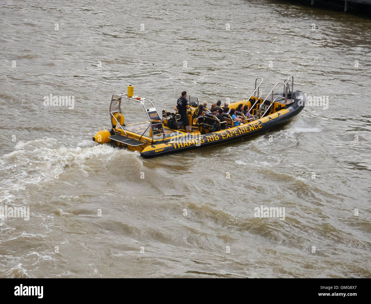 Una nervatura del "Thames costola esperienza' di prendere i turisti per un giro sul fiume Tamigi a Londra in Inghilterra Foto Stock