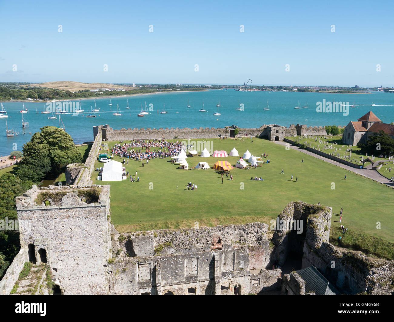 I motivi di Portchester Castle e il III secolo le mura romane sul porto di Portsmouth, Inghilterra Foto Stock