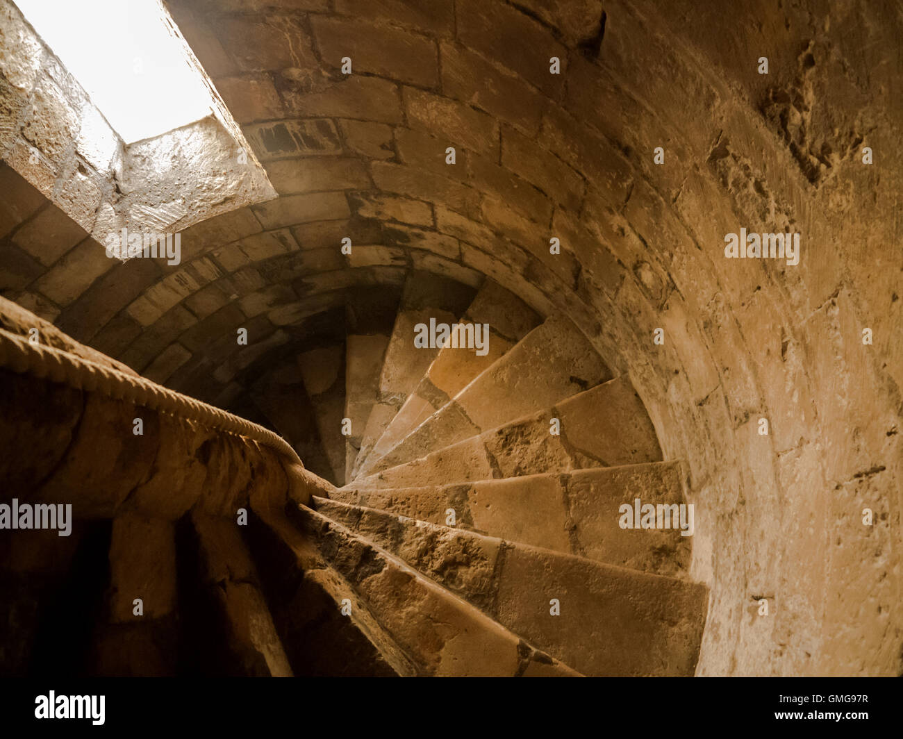 La spirale principale scala di pietra entro il tenere del medievale Portchester Castle Foto Stock