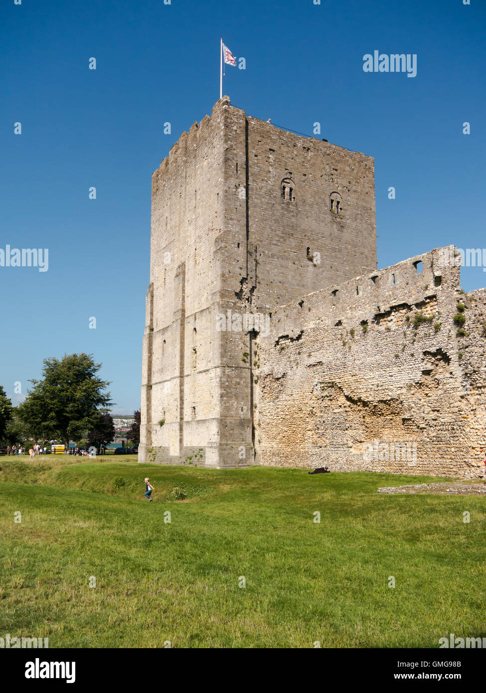 Il Normanno tenere di Portchester Castle, entro le mura di un terzo secolo Roman Fort. Foto Stock
