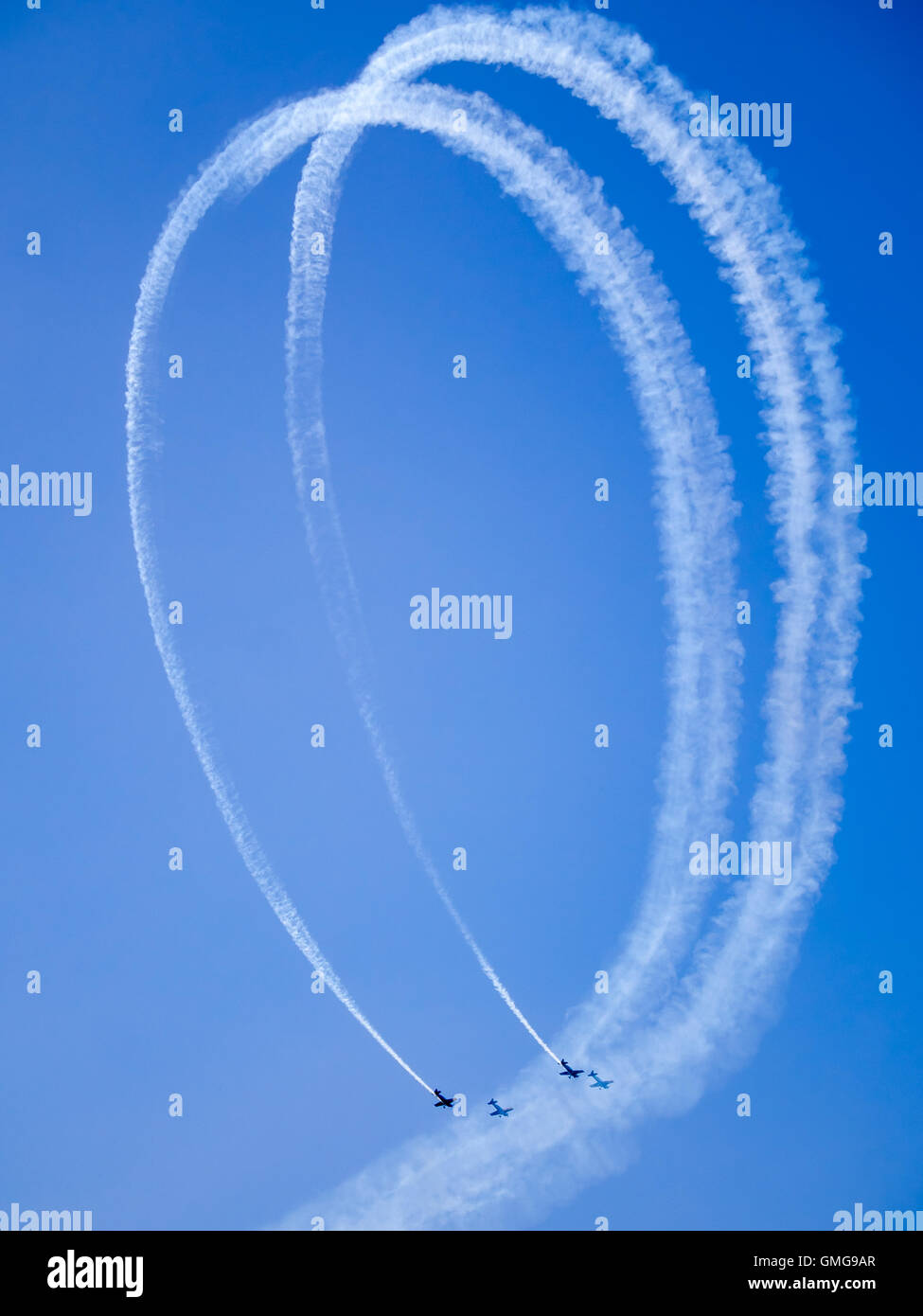 Le lame Aerobatic Team di visualizzazione eseguire un loop con fumo arrancano dietro di loro Foto Stock