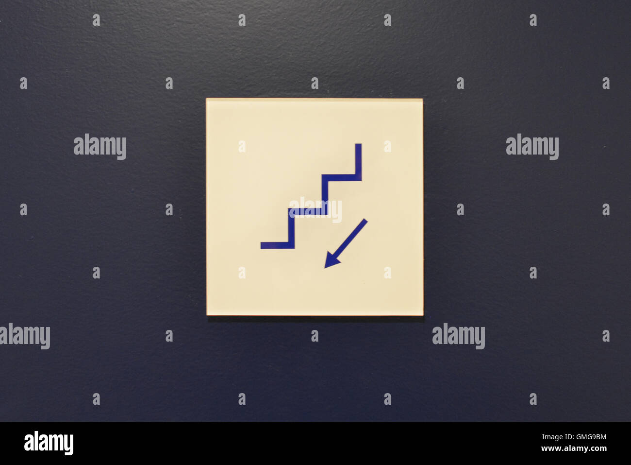 Scala verso il basso segno, Amiens Francia Foto Stock