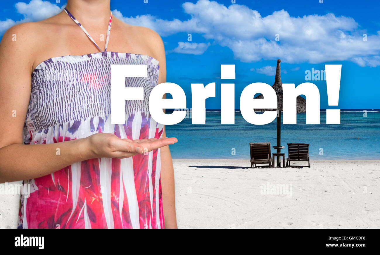 Ferien (in tedesco vacanze) concetto è presentata da una donna sulla spiaggia. Foto Stock