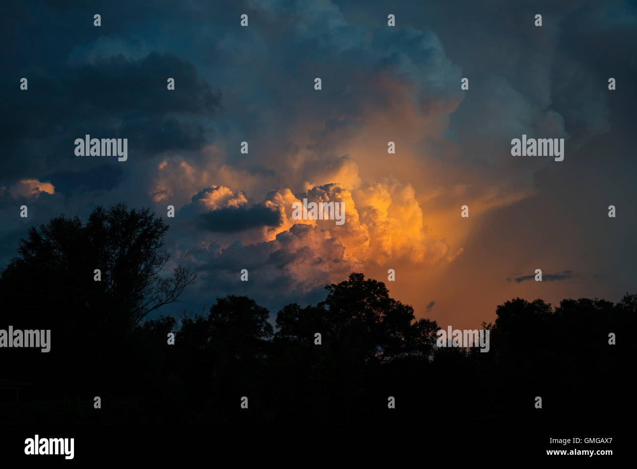 Nuvole al tramonto in North Central Florida durante la tarda estate. Foto Stock