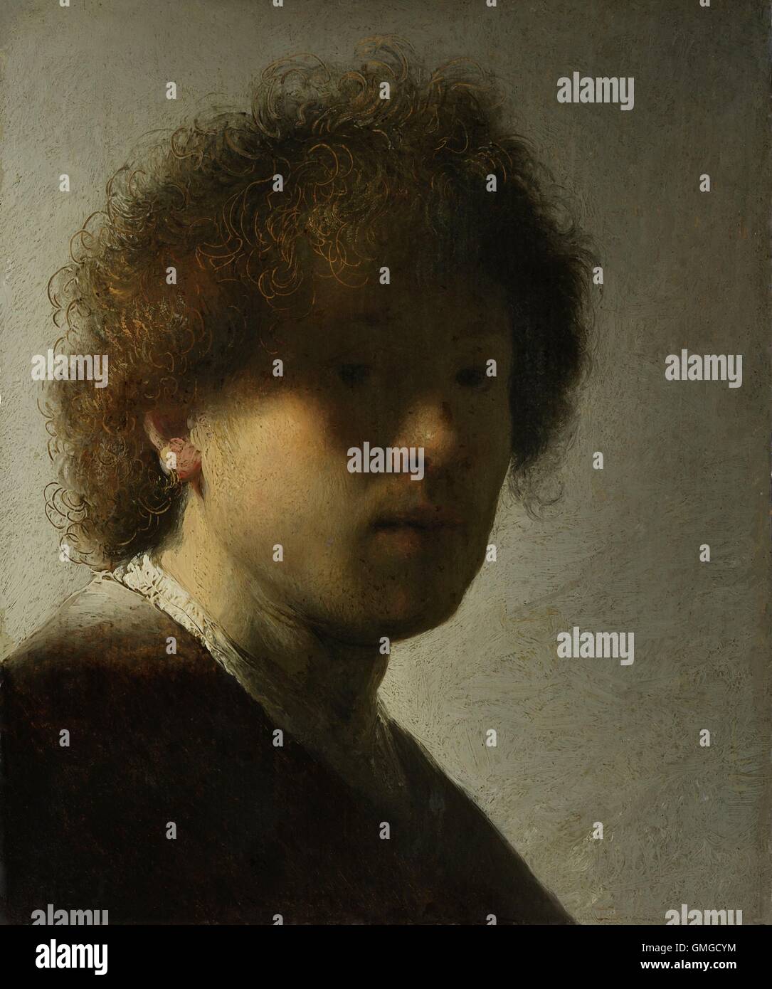 Autoritratto, da Rembrandt van Rijn, 1628, pittura olandese, olio su pannello. All'età 22 Rembrandt dipinse questo Self-portrait, guardando fuori da oscurare le ombre. Ha scalfito attraverso la vernice fresca con la sua impugnatura del pennello per rendere mette in evidenza nel suo pelo (BSLOC 2016 3 6) Foto Stock