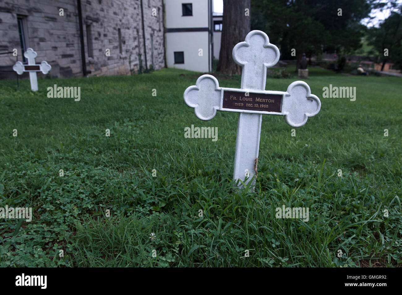 Una croce segna la tomba di scrittore, monaco trappista e attivista di pace Thomas Merton all Abbazia di Getsemani nel Kentucky. Foto Stock