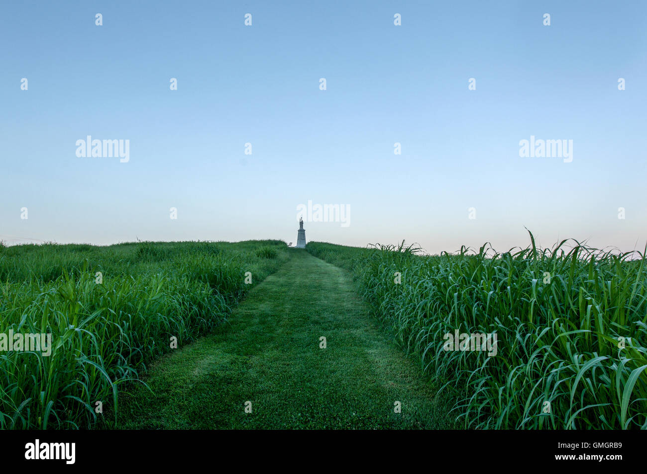 Un religioso statua si trova alla fine di un percorso sulla cima di una collina presso l Abbazia di Getsemani, un monastero trappista in Kentucky Foto Stock