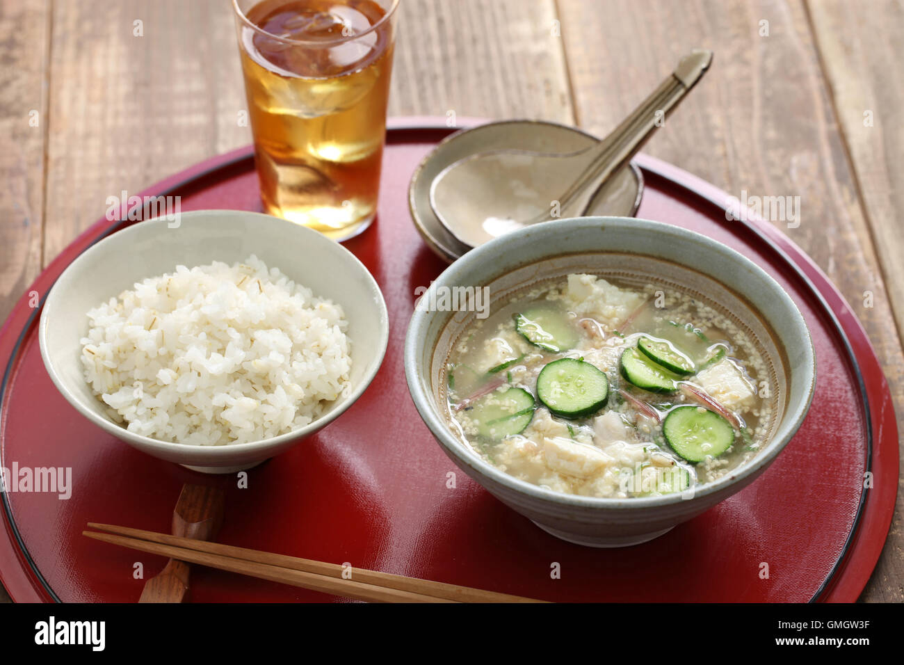 Hiyajiru( freddo zuppa di miso ) con orzo riso, giapponese cucina estiva Foto Stock