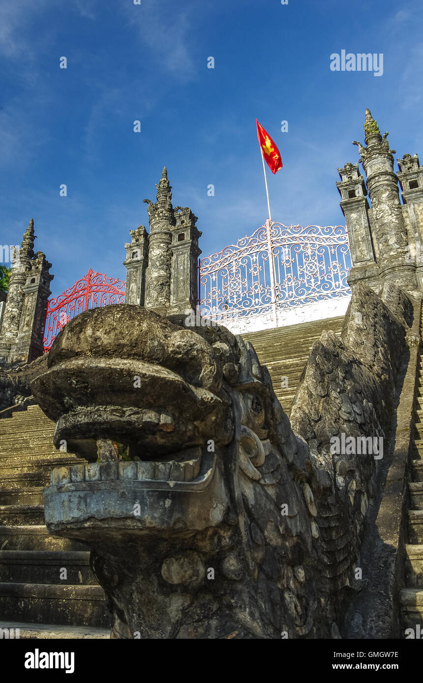 Scultura di dragon sul gate di invio in emperial Khai Dinh tomba in tinta, Vietnam. Foto Stock