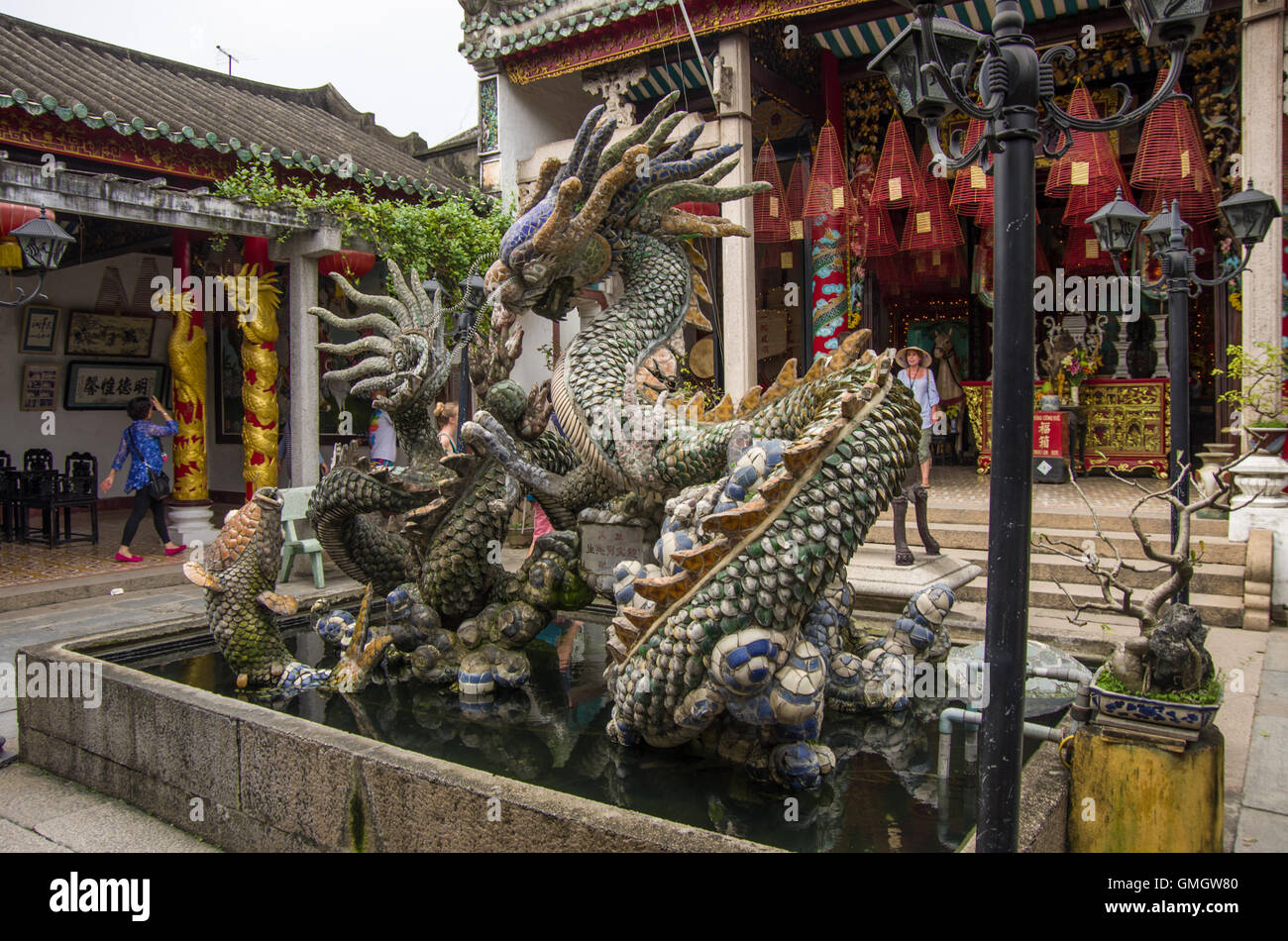 Hoi An, Vietnam - 7 gennaio 2015: Dragon sculture a Hoi Quan Quang Trieu tempio ( Cantonese Assembly Hall ), Hoi An, Vietnam Foto Stock