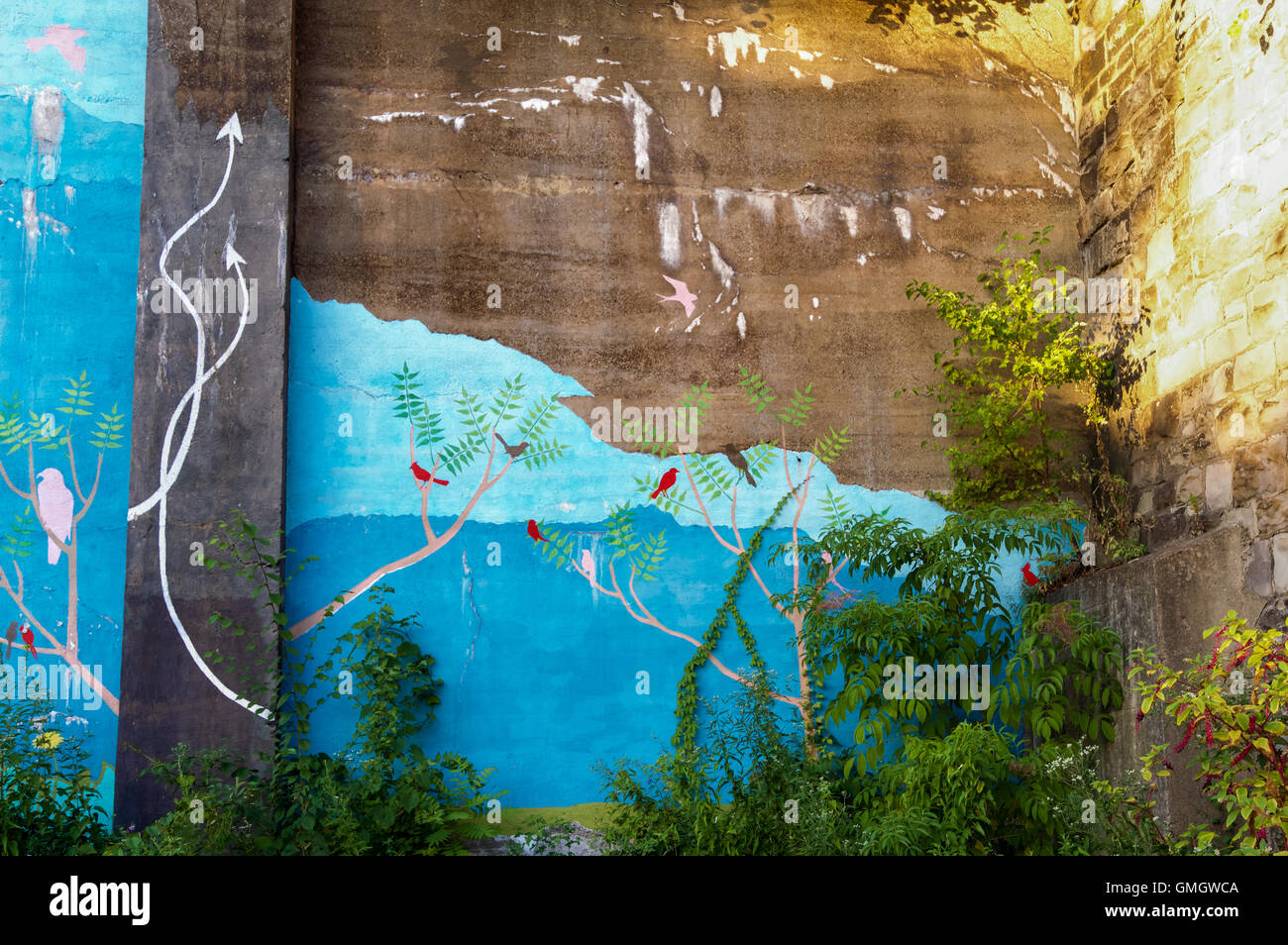 Murale di uccelli dipinto su una parete di cemento a Braddock, Pennsylvania, USA Foto Stock