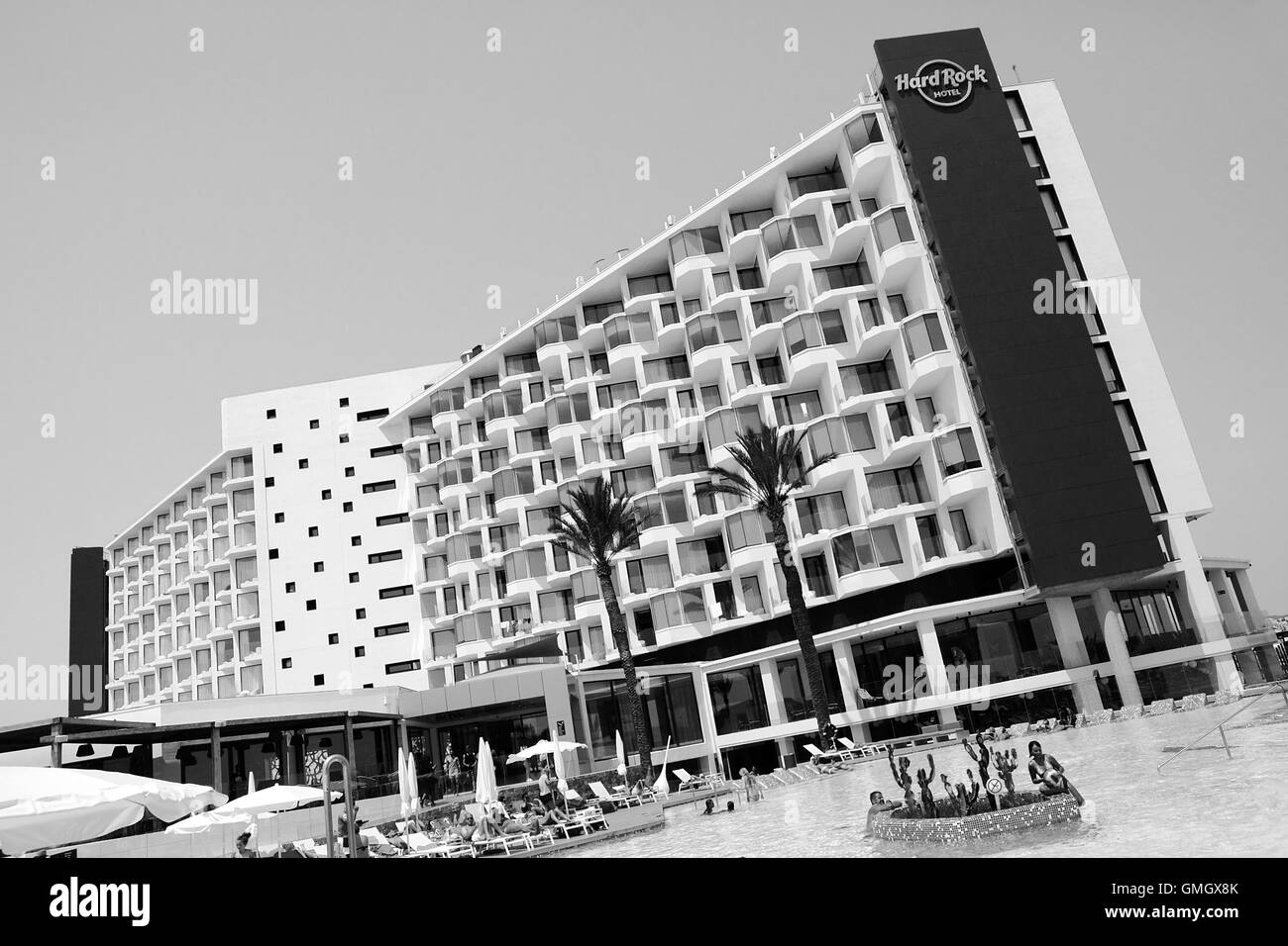 L'Hard Rock Hotel a Platja D'en Bossa sull'isola spagnola di Ibiza. Visto qui da presso la piscina. Foto Stock