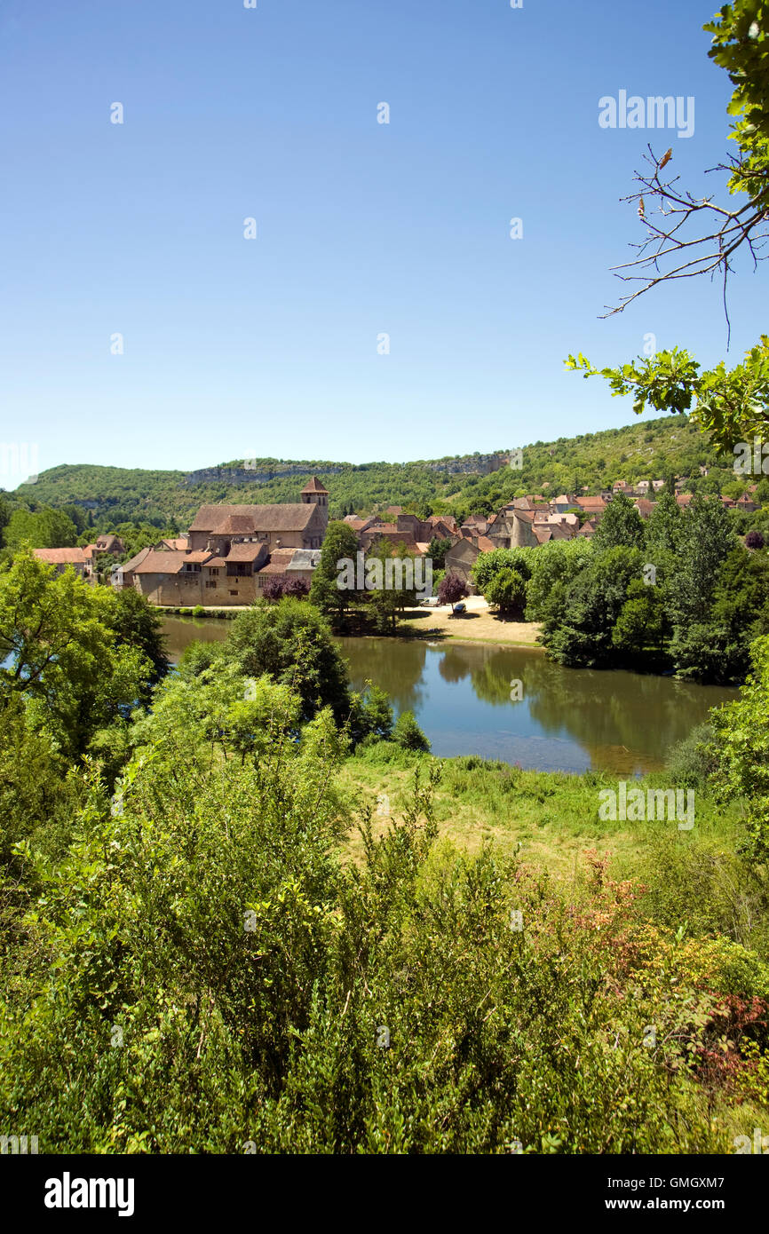 Marcilhac sur Cele un pittoresco villaggio rurale sul fiume Cele, Lot, Francia Foto Stock