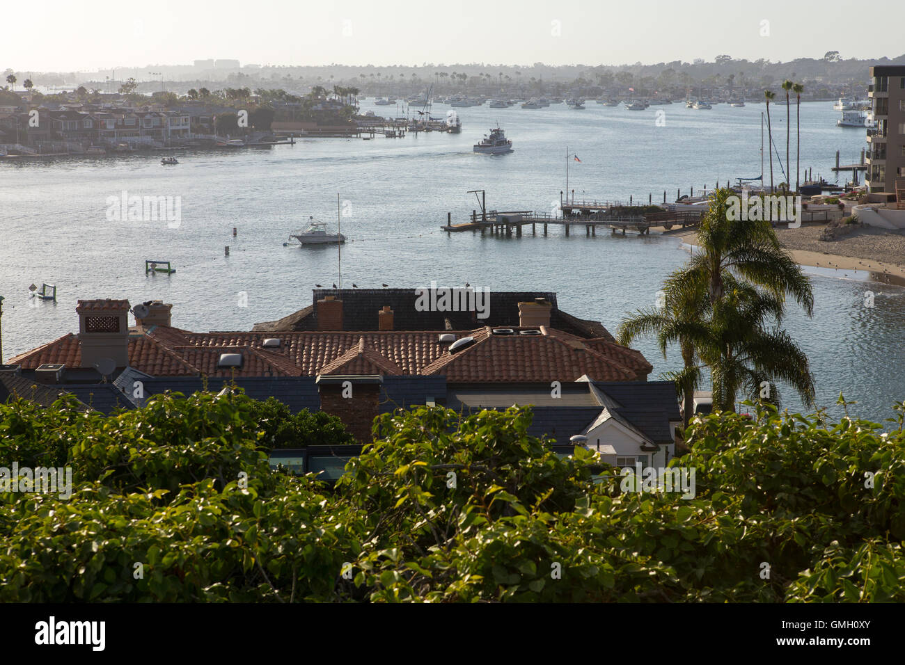 Newport Bay da Corona del Mar di un quartiere di ricche città di Newport Beach in California Foto Stock