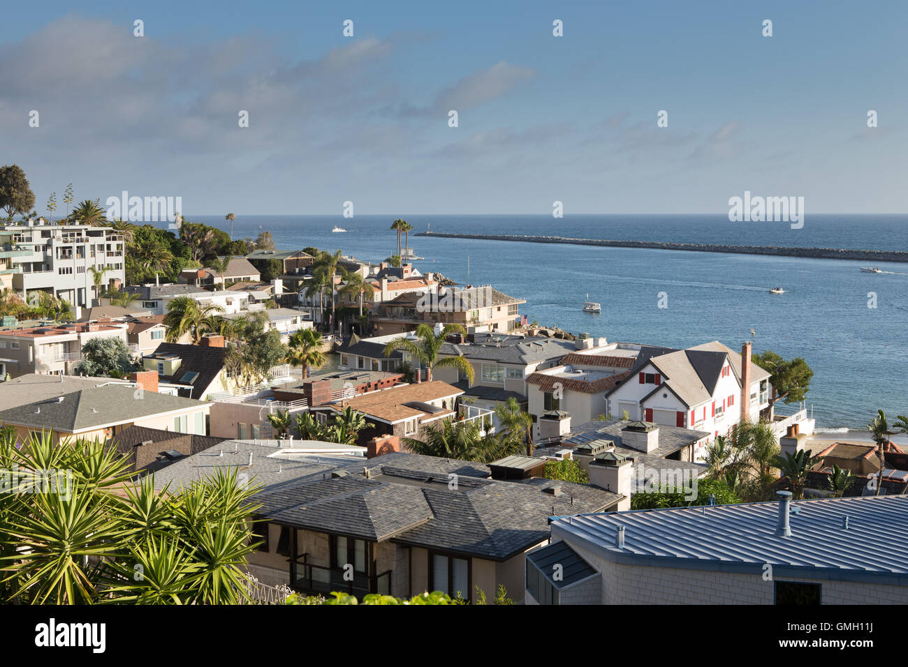 Case a Corona del Mar (CDM) di un quartiere di ricche città di Newport Beach in California si affaccia su Newport Bay Foto Stock
