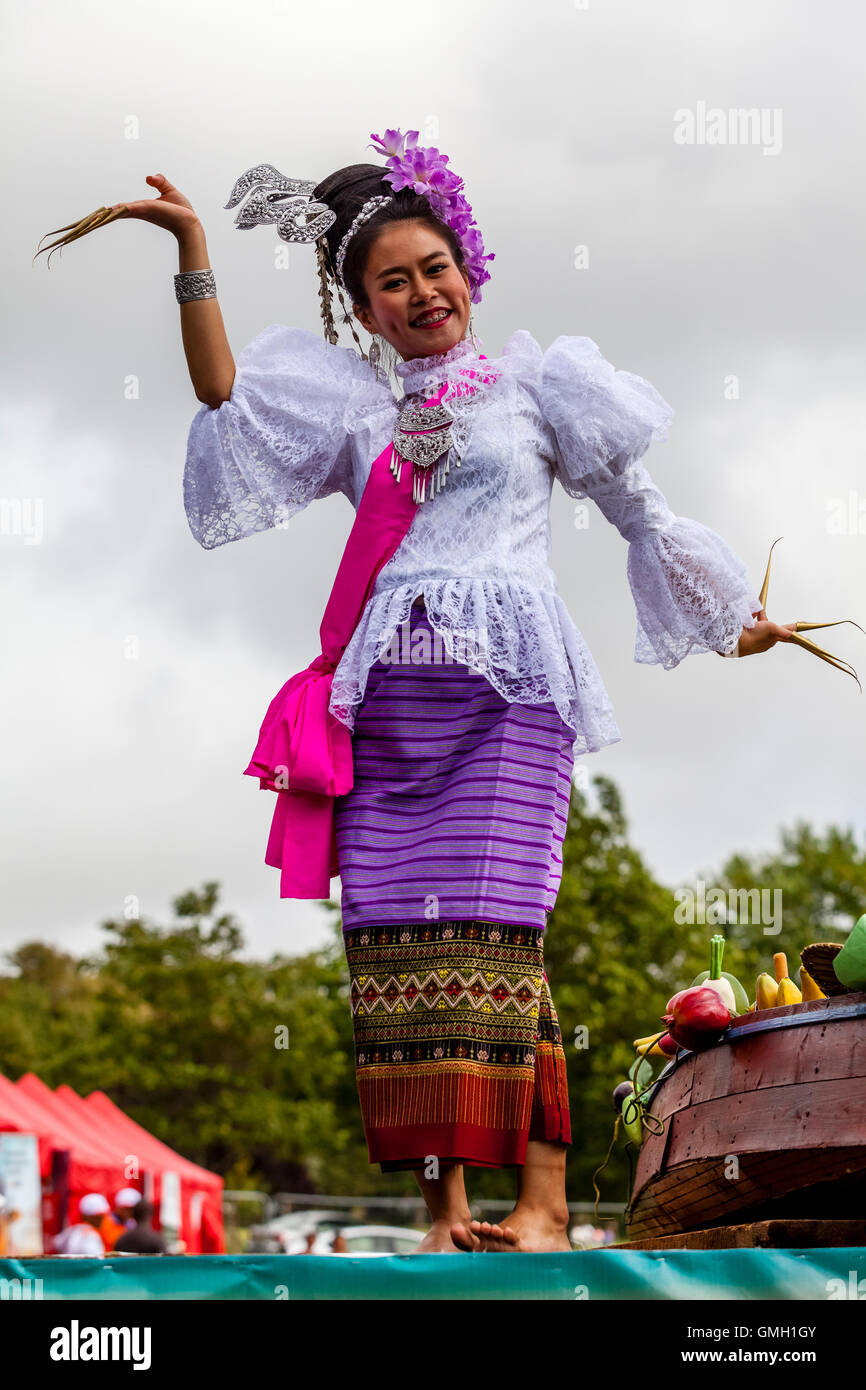 Danze tailandesi al Brighton festival Tailandese, Preston Park, Brighton, Sussex, Regno Unito Foto Stock