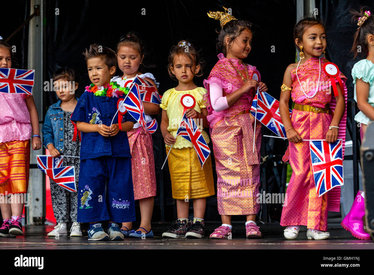 Anglo Thai i bambini in costume tradizionale al Brighton festival Tailandese, Preston Park, Brighton, Sussex, Regno Unito Foto Stock