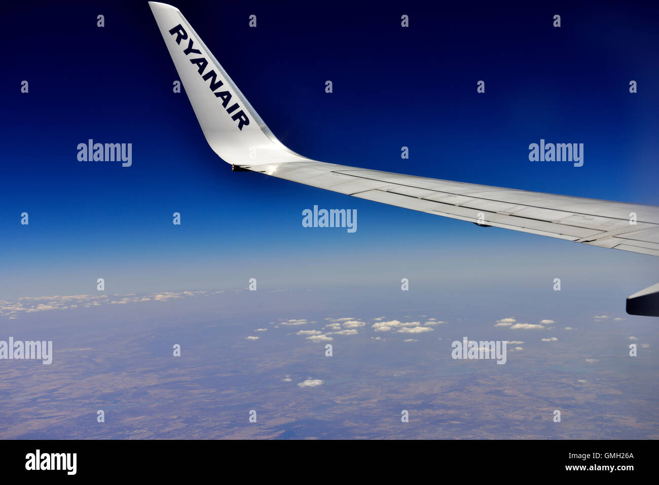 Aereo Ryanair ala punta a sorvolare il Portogallo meridionale Foto Stock