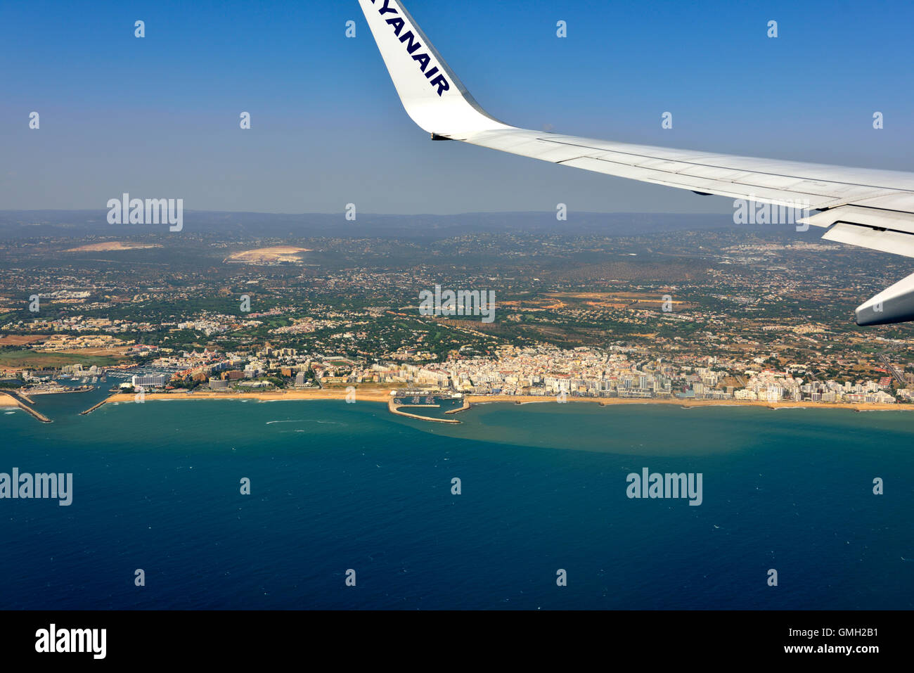 Aereo Ryanair ala punta a sorvolare il Portogallo meridionale, Vilamoura Quarteira e i porti e le spiagge vicino a Faro Foto Stock