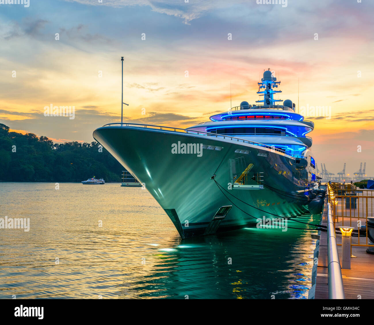 Inserito yacht verde al tramonto in Singapore Foto Stock