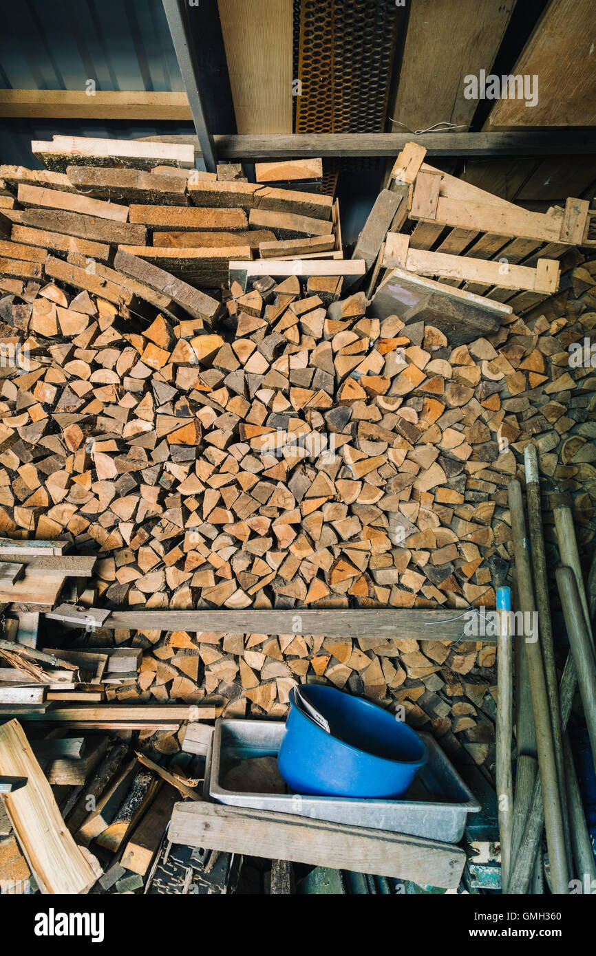 Pila di asciugare firewoods indoor Foto Stock