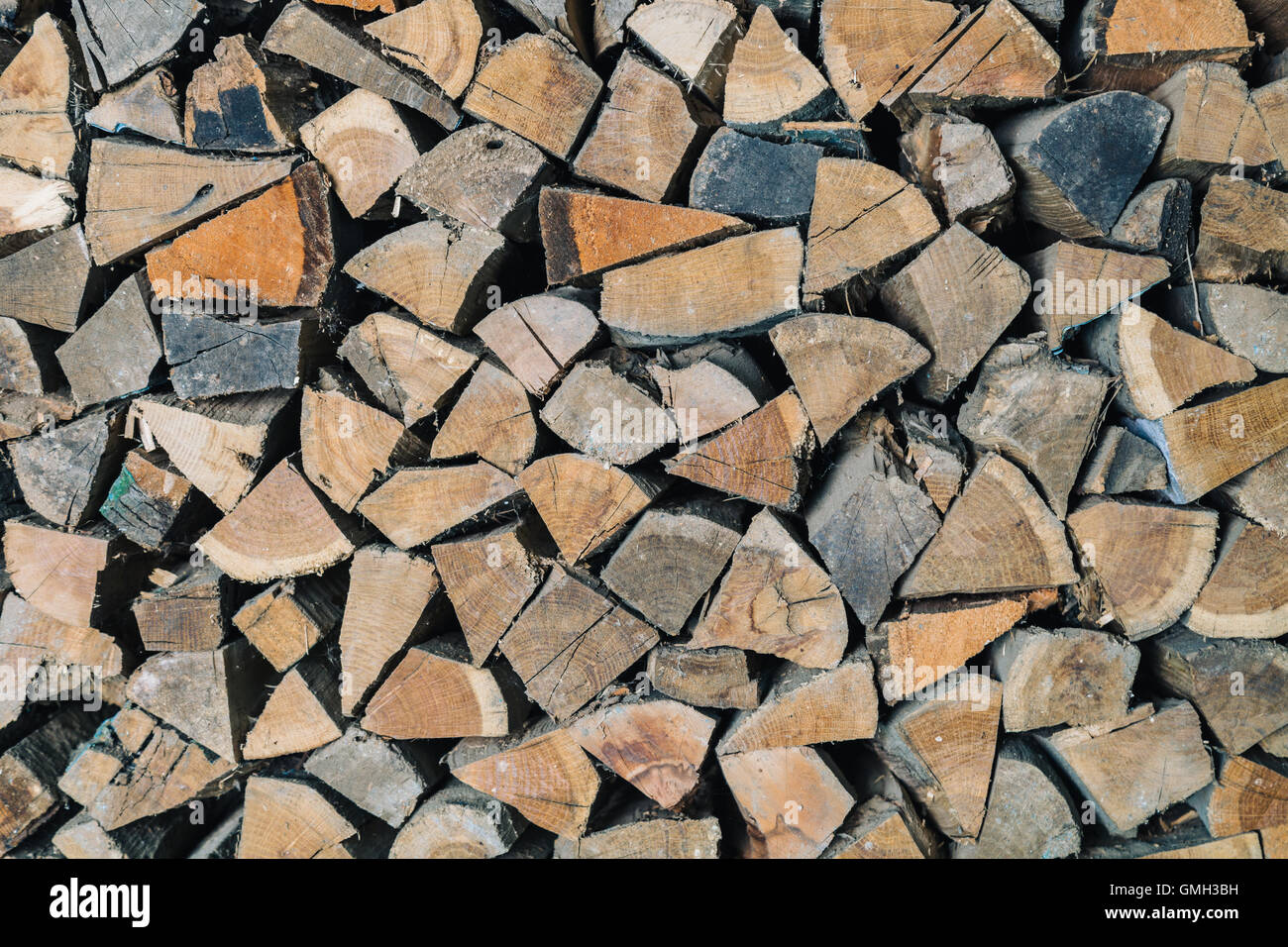 Pila di asciugare firewoods indoor Foto Stock