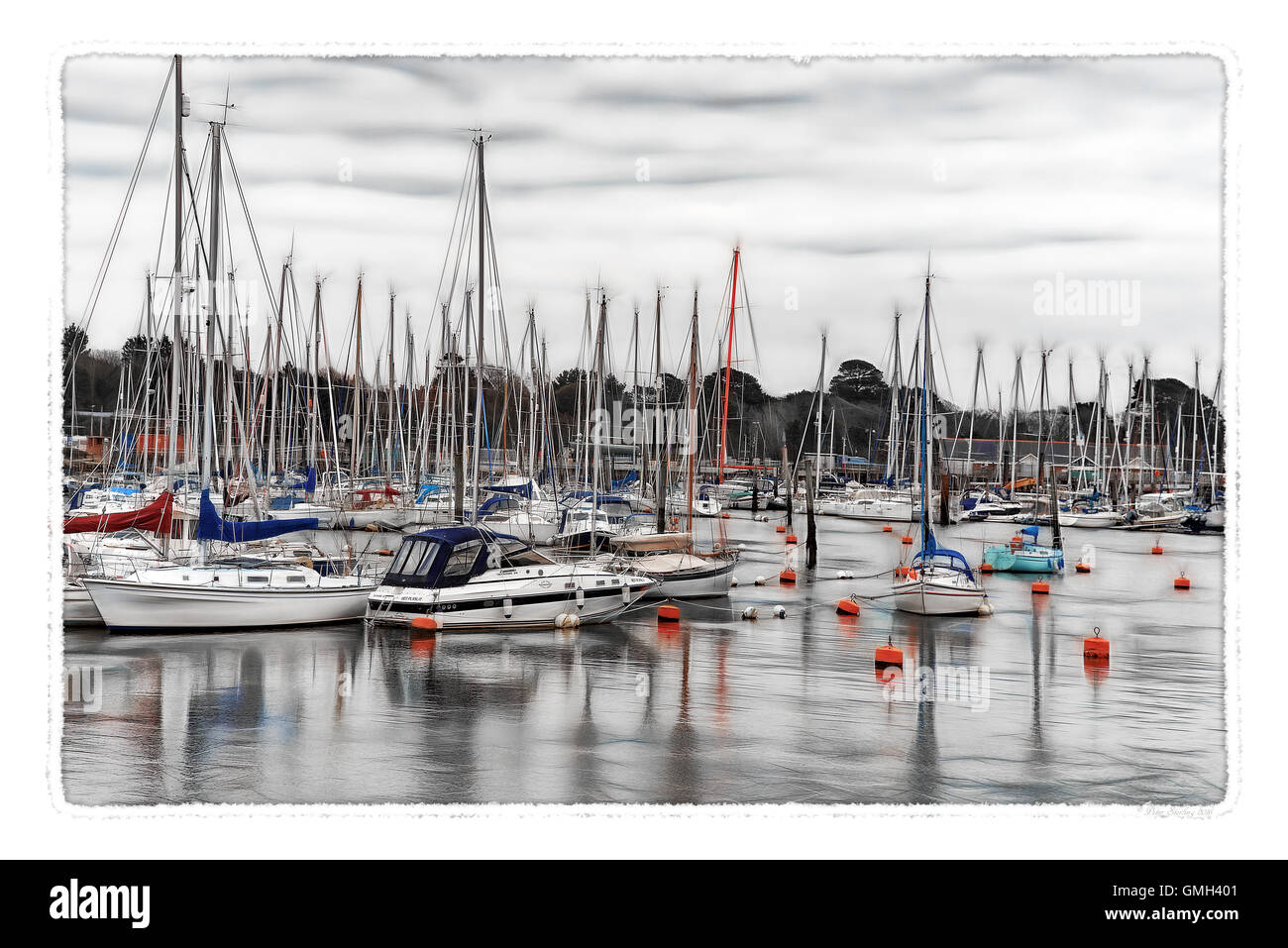 La pittoresca cornice di Lymington Quay lungo il britannico della costa sud Foto Stock