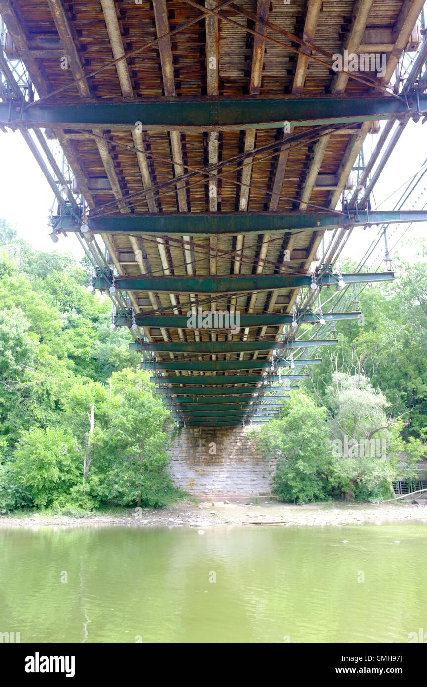 La parte inferiore di un vecchio ponte che attraversa il fiume Tamigi a Londra, Ontario in Canada. Foto Stock