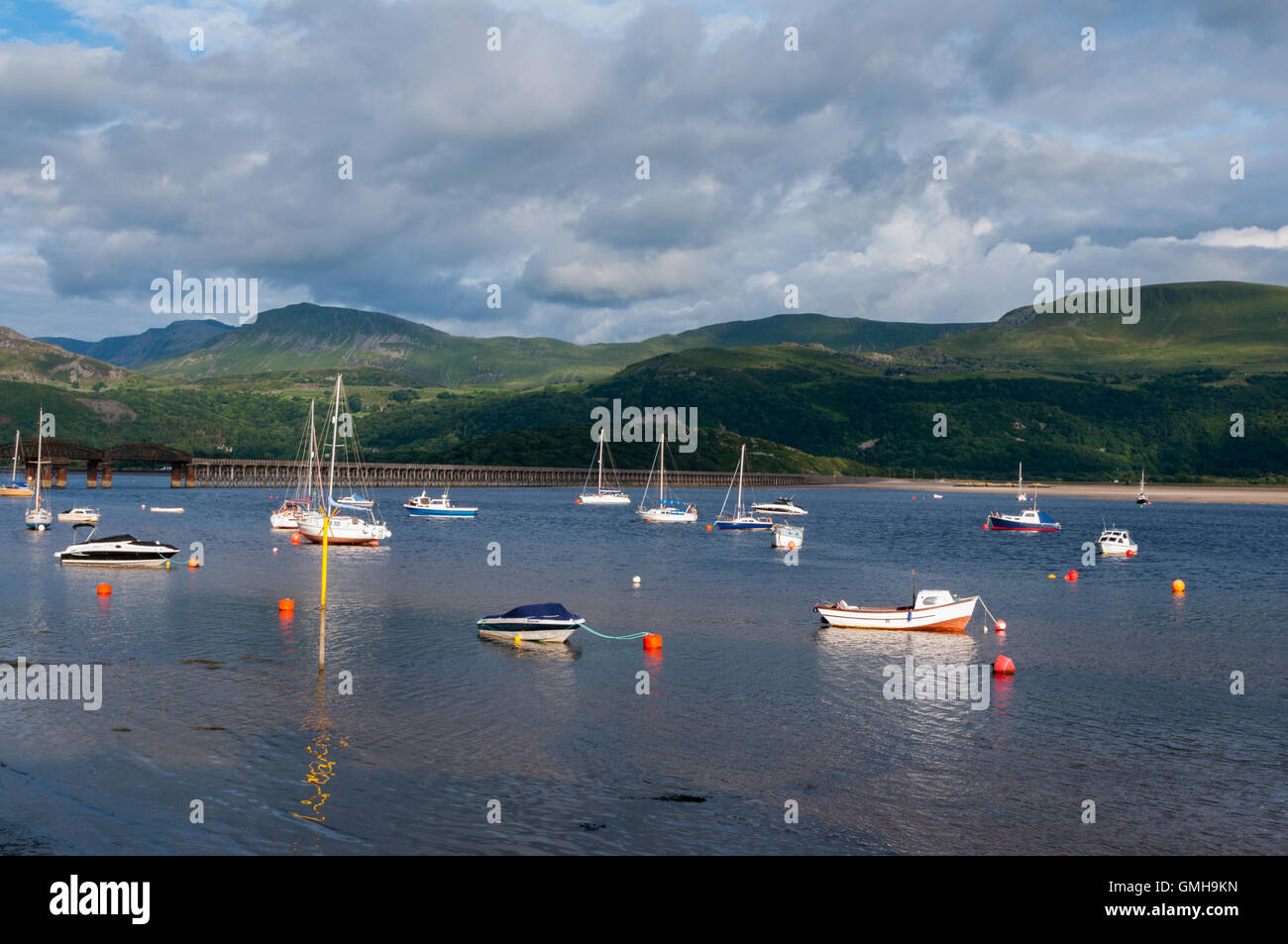 Barche ormeggiate su Mawddach estuary a Blaenau Ffestiniog in Gwyneth, Galles. Foto Stock
