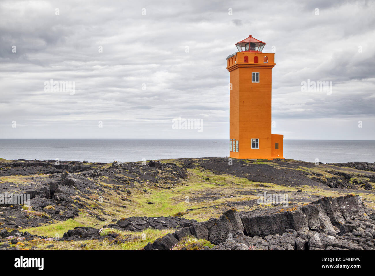 Arancione Saxholsbjarg faro in Snaefellsnes, Islanda Foto Stock