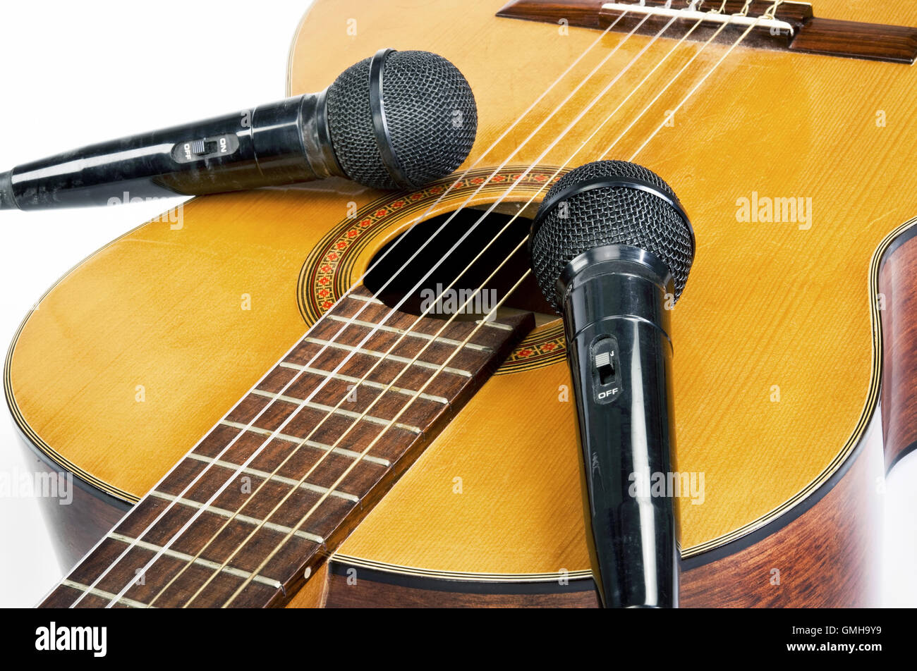Registrare la musica con i microfoni e la chitarra acustica. Foto Stock