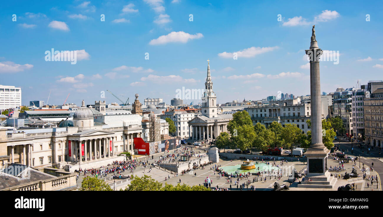 Panoramica orizzontale (2 picture stitch) vista aerea attraverso Trafalgar Square a Londra sotto il sole. Foto Stock