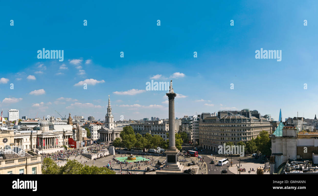 Panoramica orizzontale (3 picture stitch) vista aerea attraverso Trafalgar Square a Londra sotto il sole. Foto Stock