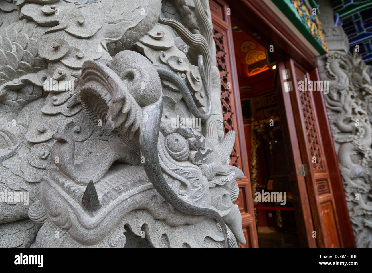 Close-up di pietre decorate colonna al Monastero Po Lin sull'Isola di Lantau in Hong Kong, Cina. Foto Stock