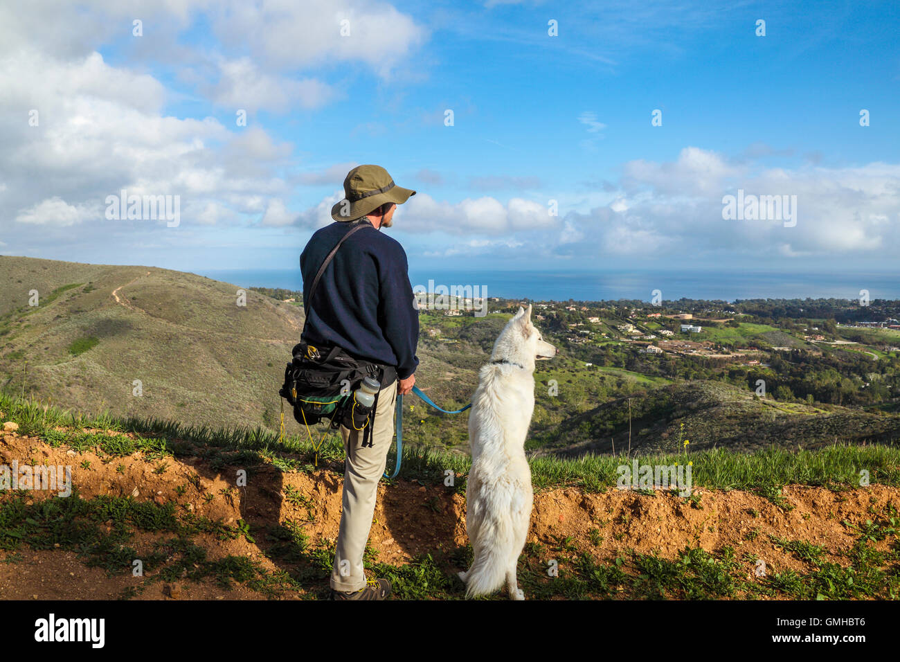 Escursionista e cane vedere l'oceano dal Zuma Ridge Trail in Malibu Foto Stock