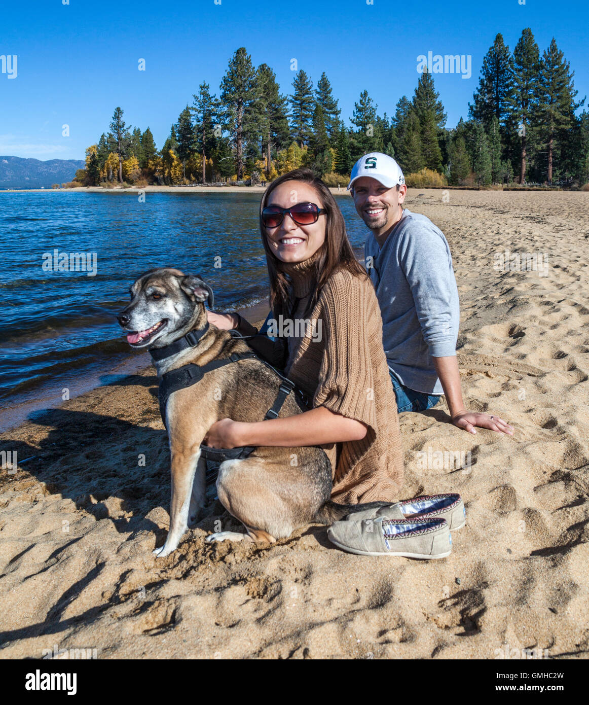 Coppia con cane a Kiva spiaggia da Lake Tahoe Foto Stock