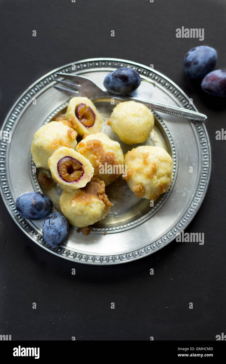 Gli gnocchi di patate con prugne Foto Stock