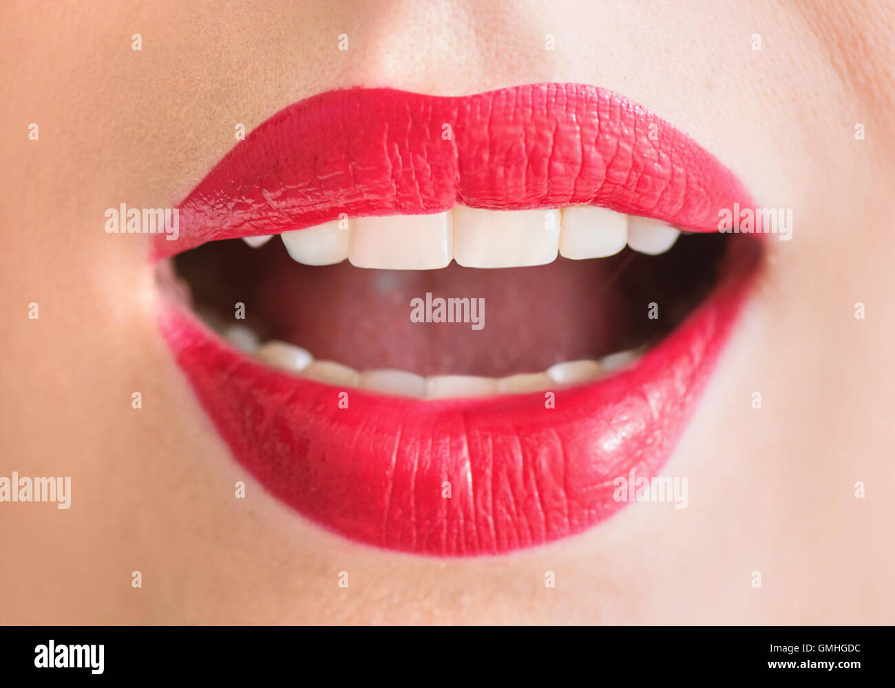 Primo piano focus sulla bocca femmina Foto Stock
