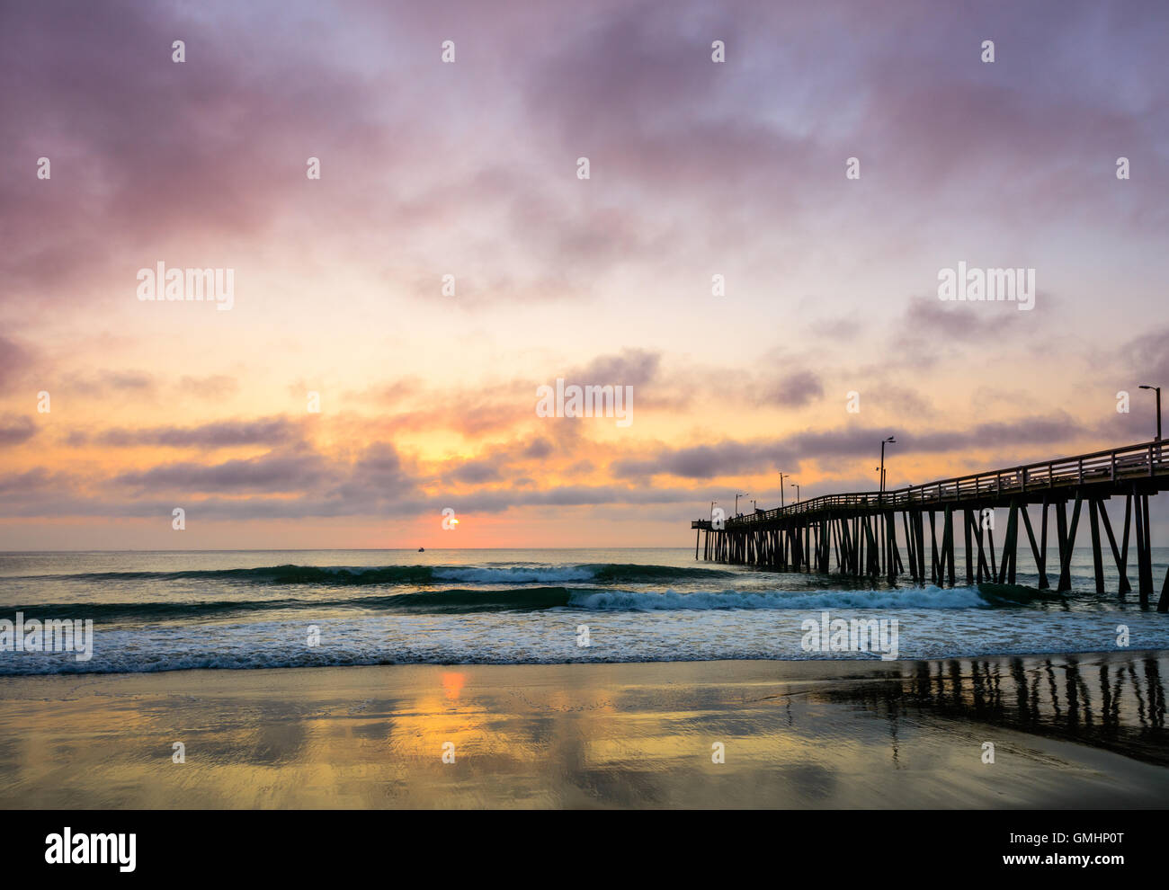 Una bella NUVOLOSO TRAMONTO catturato in Virginia Beach, la pesca del molo. Foto Stock