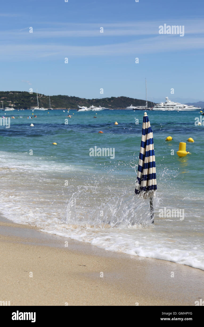 Beach club marcatore di atterraggio sulla spiaggia di Pampelonne, Ramatuelle, St Tropez Foto Stock