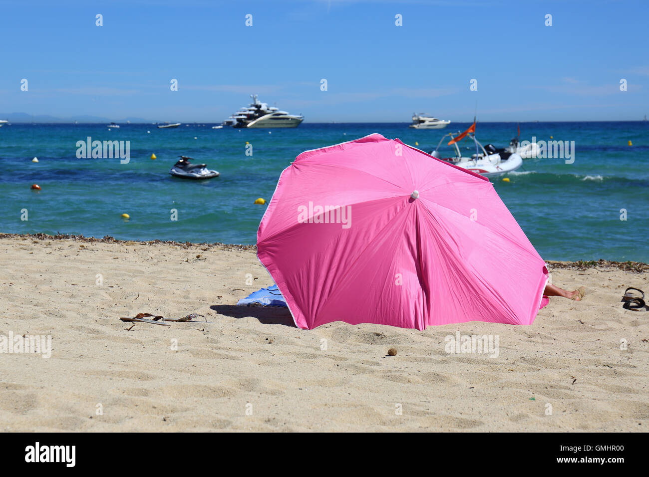 Ombrellone sulla spiaggia di Pampelonne, Ramatuelle, St Tropez Foto Stock